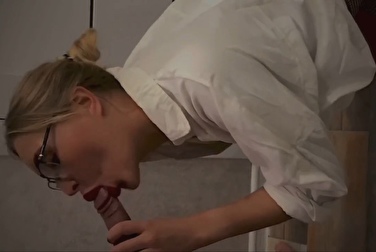 Эта училка знает, как отсосать чтобы рот заполнился спермой